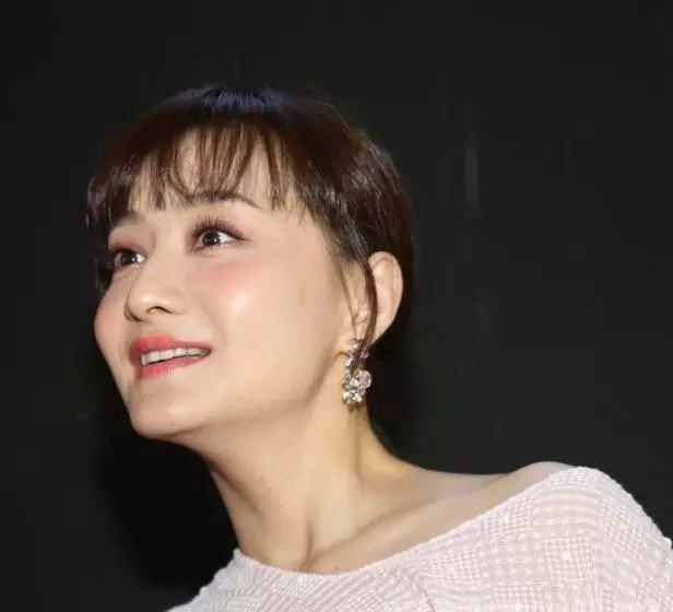 她曾因为被周星驰吹裙子"走光",那一吹成就了她成为万众情人