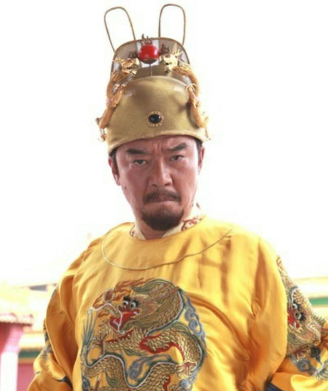 饰演过朱元璋的明星何家劲帅气陈宝国正气而他最接地气儿