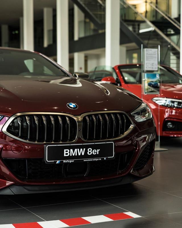 宝马8系轿跑车酒红色外观非常优雅的配色并且看起来就很贵