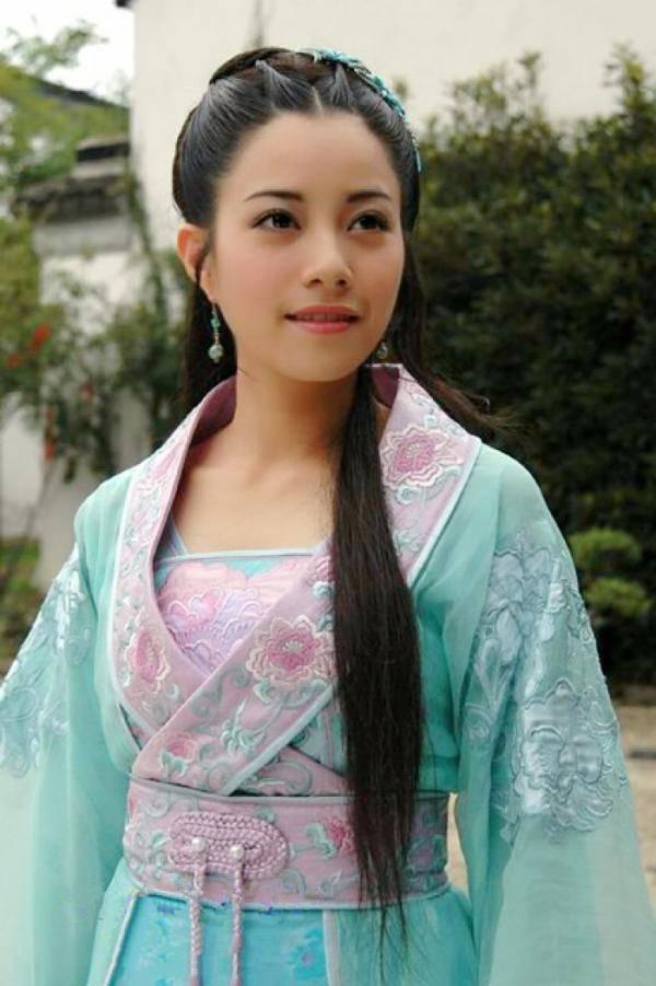 试探性培养她做偶像,收获意料之外的成功,好牌被打烂想翻身太难