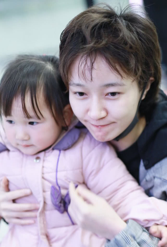 焦俊艳短发酷帅,却遮不住骨子里的柔美,素颜皮肤绝了