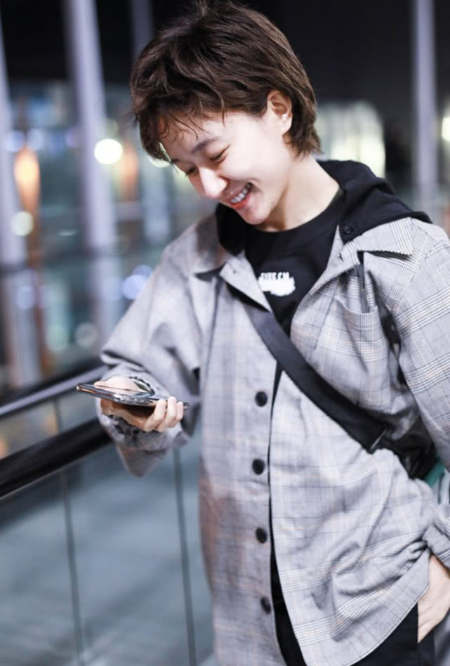 焦俊艳短发酷帅,却遮不住骨子里的柔美,素颜皮肤绝了