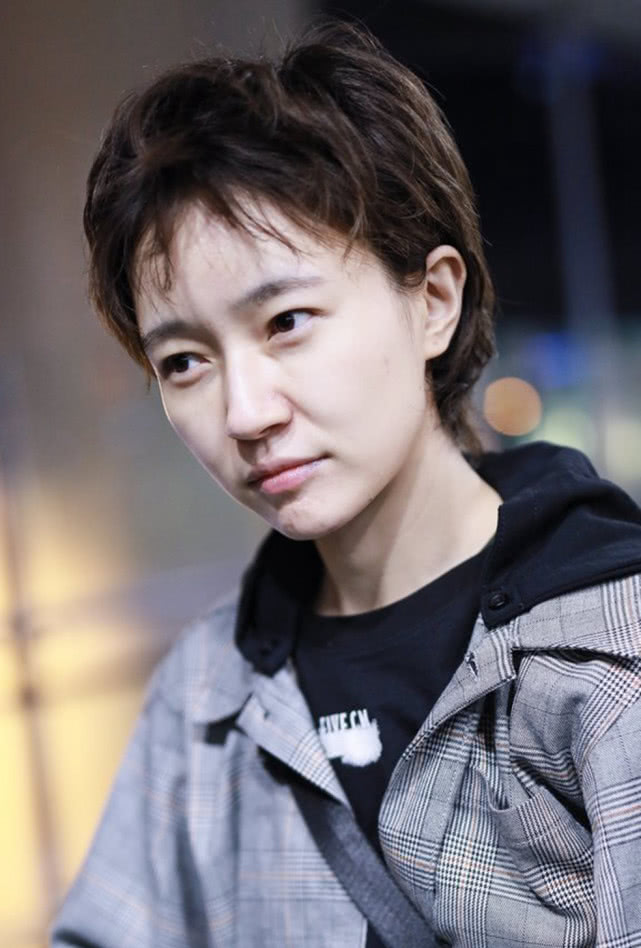 焦俊艳短发酷帅,却遮不住骨子里的柔美,素颜皮肤绝了