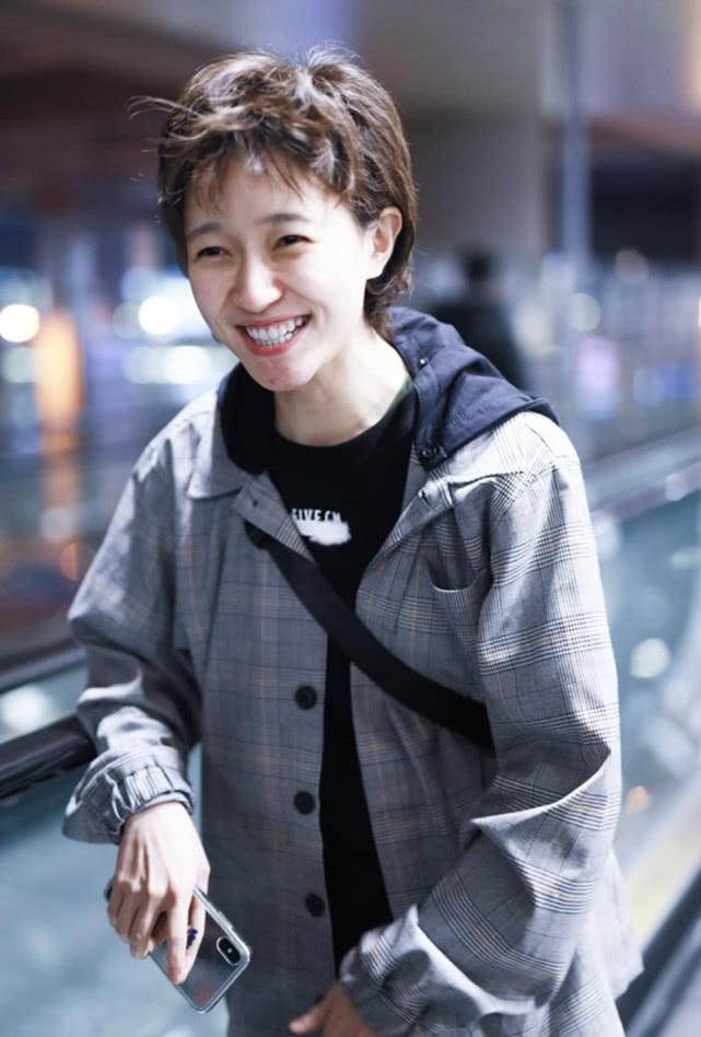 焦俊艳短发酷帅,却遮不住骨子里的柔美,素颜皮肤绝了