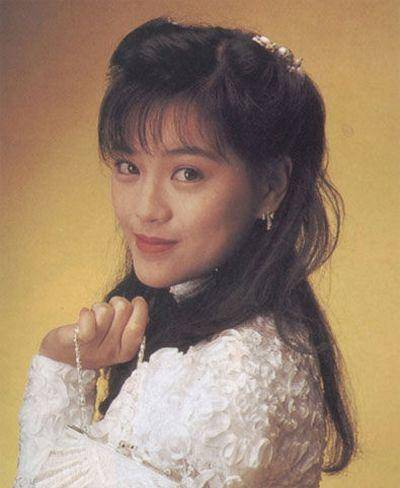 刘小慧21岁的时候曾获得过香港十大金曲最有前途女新人奖.