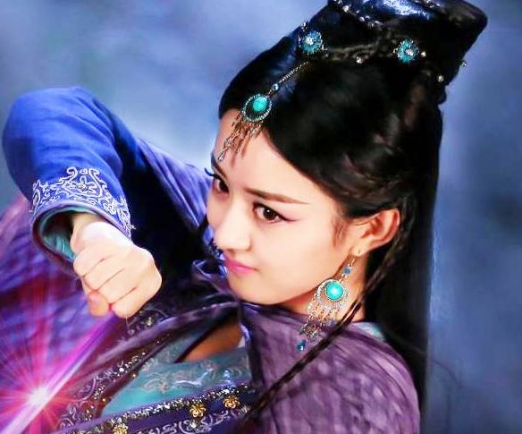 赵丽颖在《蜀山战纪》中饰演玉无心一角,一袭紫衣古装,搭配上魅惑的