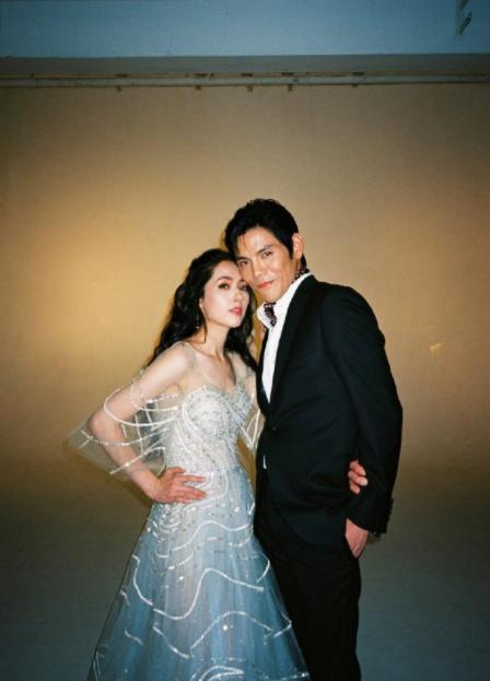 郭碧婷向佐自费港风婚纱照公开终于能够正经一点了
