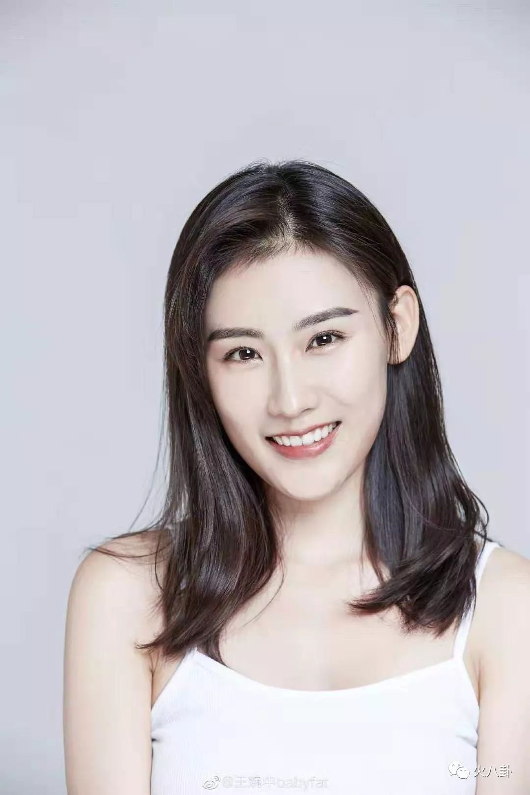 王婉中秋分海报美出新风格,百科人气榜第六,路人缘爆棚!