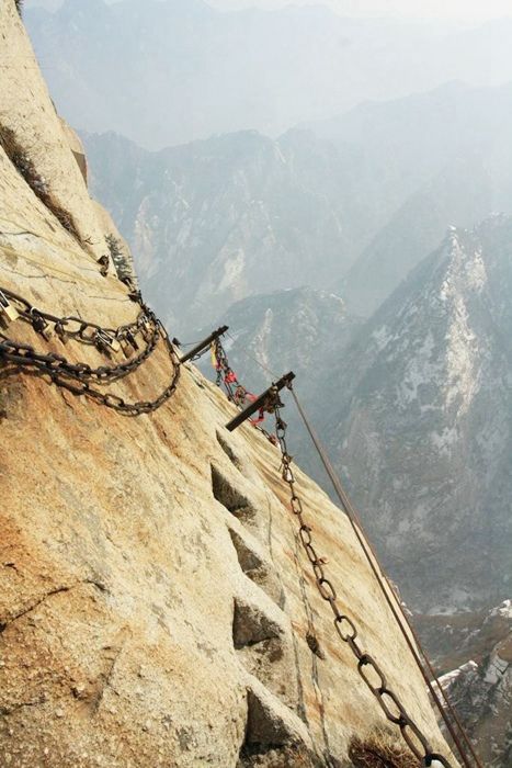 华山长空栈道:最险峻的国内景区栈道,曾吓哭日本综艺明星!
