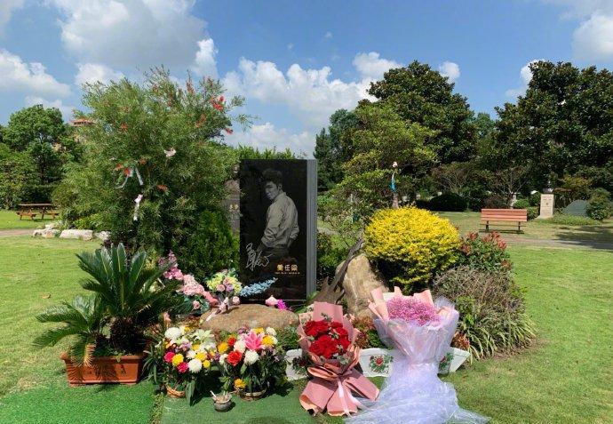 乔任梁去世三年,程青松穿粉褂去墓园祭奠,乔父满头白发看着心酸