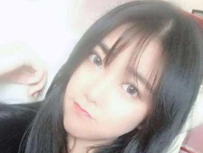 小团团终于露脸,早期唱歌直播被曝光,淡妆颜值真的很顶!