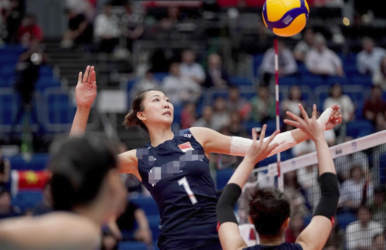 女排飞身救球,裁判和摄像师皆让路,男篮学学吧