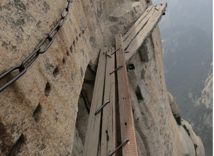 华山长空栈道:最险峻的国内景区栈道,曾吓哭日本综艺明星!