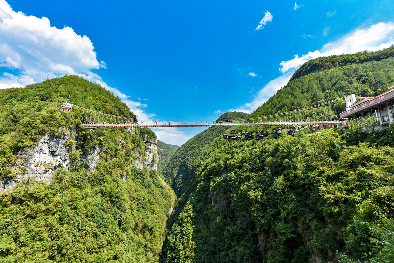 十一不用去张家界!武汉周边也有玻璃天桥,超刺激,你敢挑战吗?