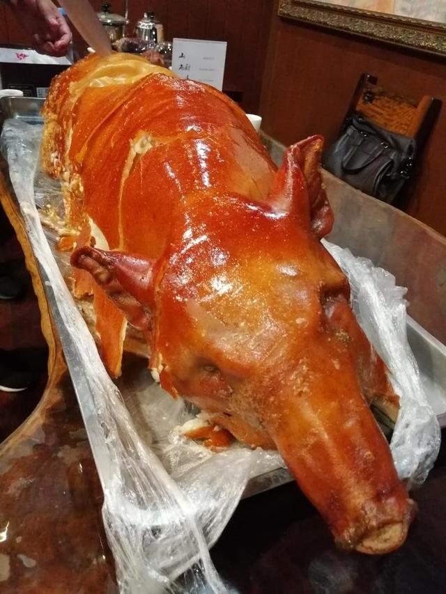 广西人的幸福生活,一起吃烤全猪,皮脆肉嫩香喷喷|保鲜膜|脆皮|烤乳猪_新浪新闻