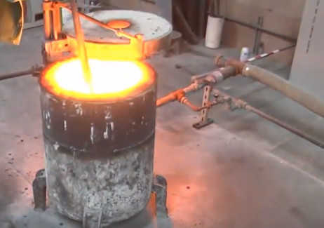 男子作死用高温熔炉浇注金块,得到的东西令人羡慕不已!