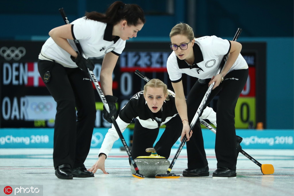 平昌东奥女子冰壶项目 俄罗斯运动员队服上没有俄罗斯国旗 @ic phtoo