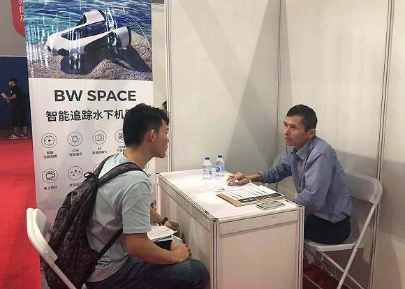 �ٸ�ӭ���׳�У԰��Ƹ�ᣬ����ѧ��Ը���½�����Ƭ��