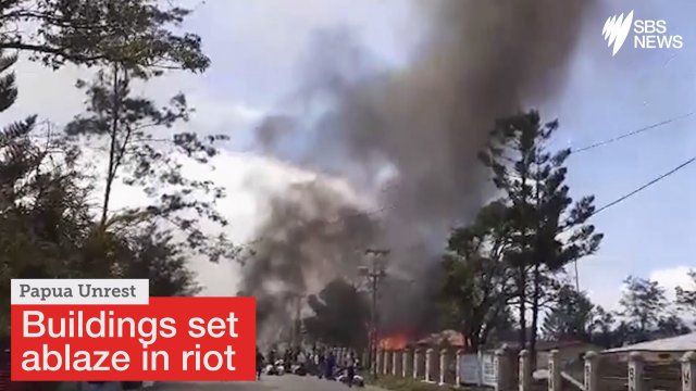 大暴动:印尼爆发骚乱 火烧政府大楼致军警在内26死 图自澳大利亚SBS新闻网视频截图