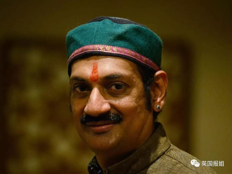 第一个出柜的印度王子,却被父母逼着做电击治疗:你有病