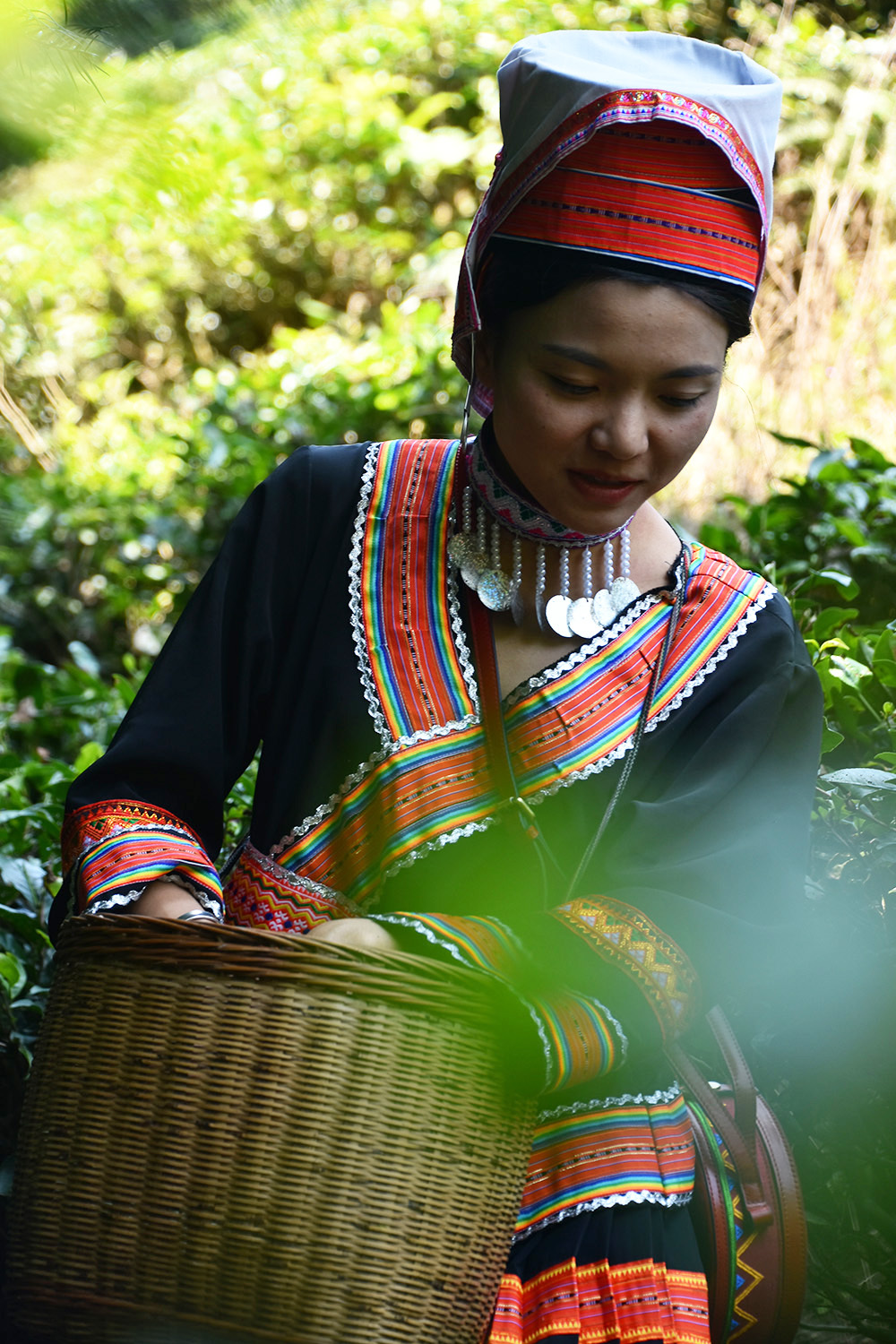 的金秀有些微凉,吃过早餐后,文旅团换上具有当地特色的瑶族茶山瑶服饰