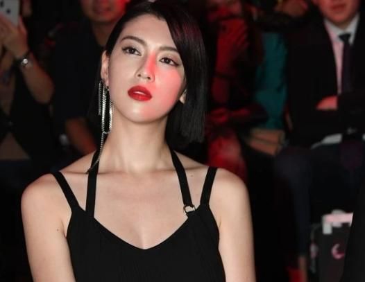 三吉彩花一袭黑色吊带礼服出席活动，烈焰红唇秀美腿，眼神犀利