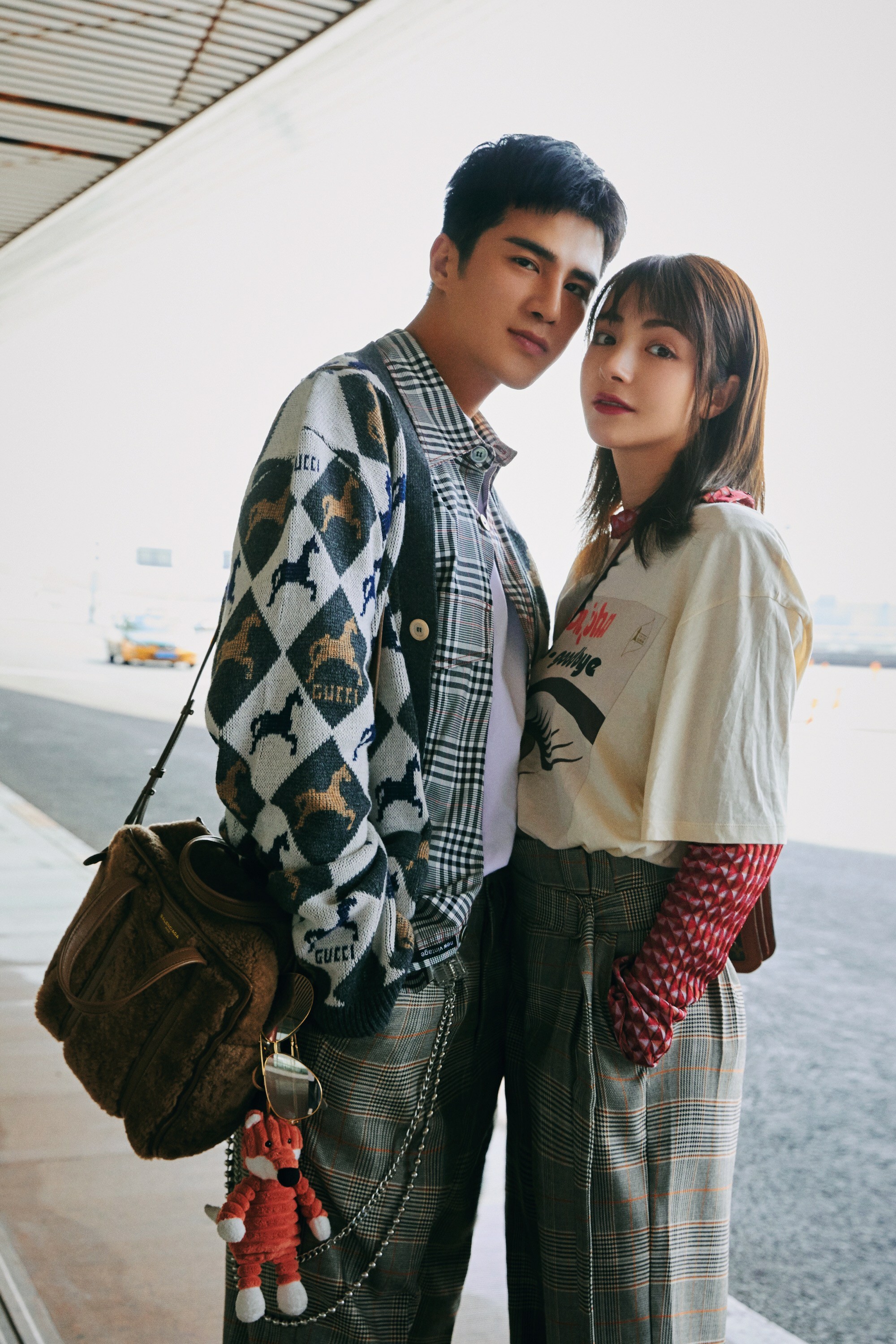 姜潮麦迪娜机场情侣loo吸睛 将合体出席巴黎时装周