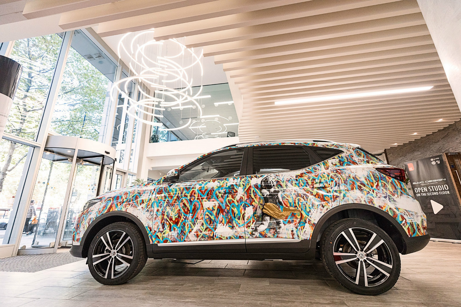 争做最潮时尚icon 名爵zs跨界涂鸦艺术版亮相"伦敦设计周"-新浪汽车