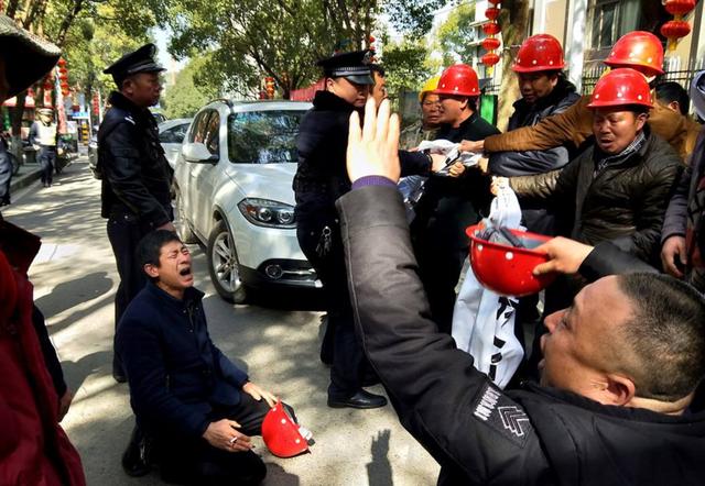 工地一天拿300元,却还是招不到人,咋回事?听听老民工怎么说