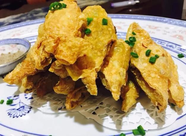 宁波名菜"腐皮包黄鱼,腐皮酥脆,鱼肉鲜嫩,食时蘸醋风味更佳