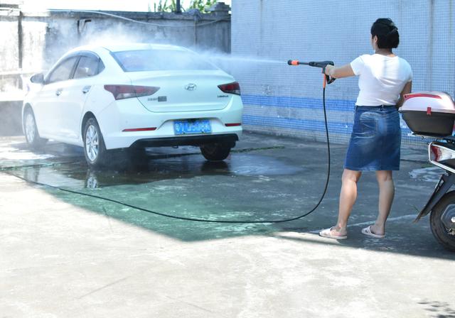 劲大还很省水，老婆头一回主动帮忙体验悟空G5轻松洗车