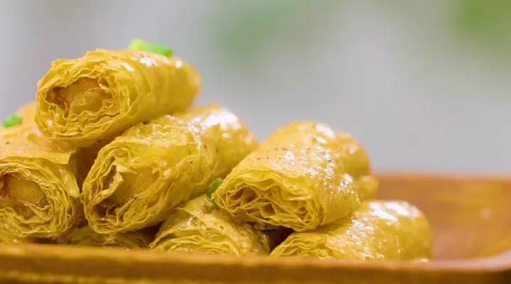 宁波名菜"腐皮包黄鱼",腐皮酥脆,鱼肉鲜嫩,食时蘸醋风味更佳