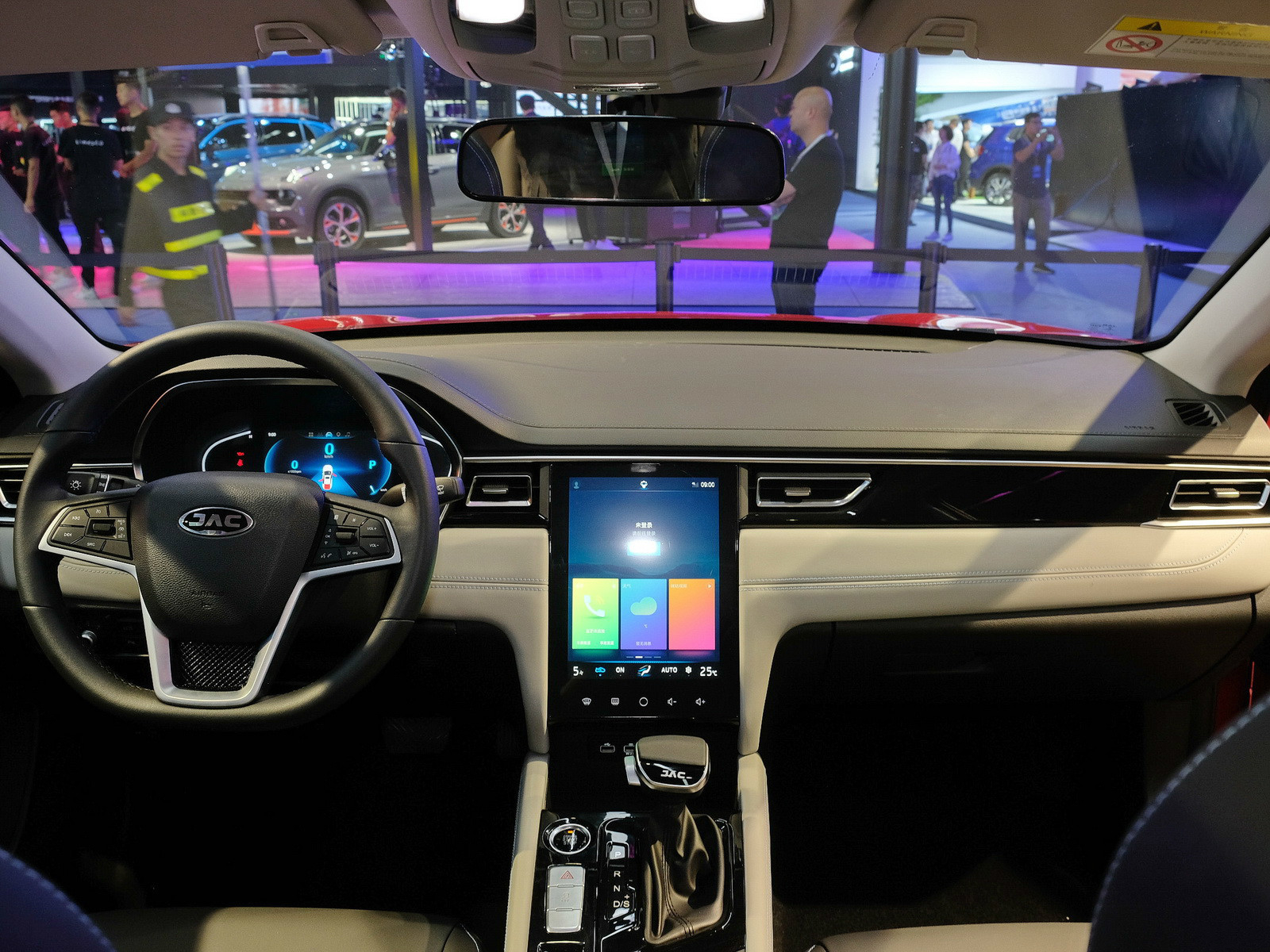 嘉悦a5在内部设计上,一条镀铬饰条横贯中控台,并向两边车门纵向延伸