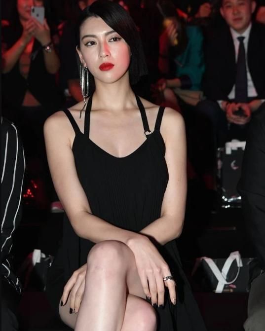 三吉彩花一袭黑色吊带礼服出席活动，烈焰红唇秀美腿，眼神犀利