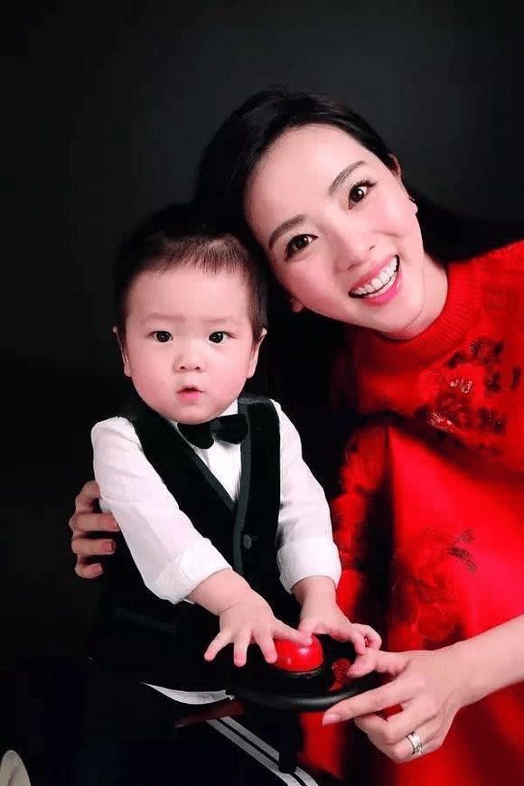 李思思带两儿子到公园游玩老公当摄影师晒照秀幸福