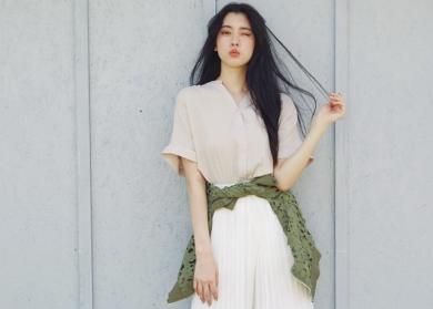 三吉彩花一袭黑色吊带礼服出席活动，烈焰红唇秀美腿，眼神犀利