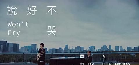 三吉彩花一袭黑色吊带礼服出席活动，烈焰红唇秀美腿，眼神犀利