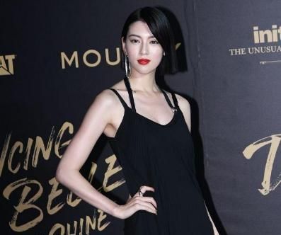 三吉彩花一袭黑色吊带礼服出席活动，烈焰红唇秀美腿，眼神犀利