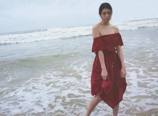 三吉彩花一袭黑色吊带礼服出席活动，烈焰红唇秀美腿，眼神犀利