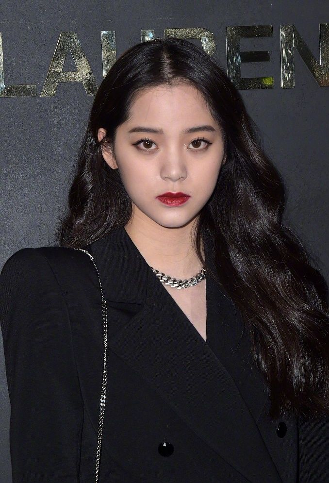 巴黎"黑玫瑰"欧阳娜娜,穿西装玩"下衣失踪",19岁初见女人味