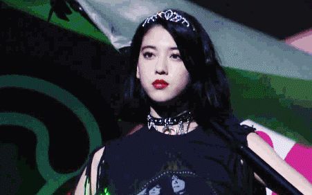 三吉彩花一袭黑色吊带礼服出席活动，烈焰红唇秀美腿，眼神犀利