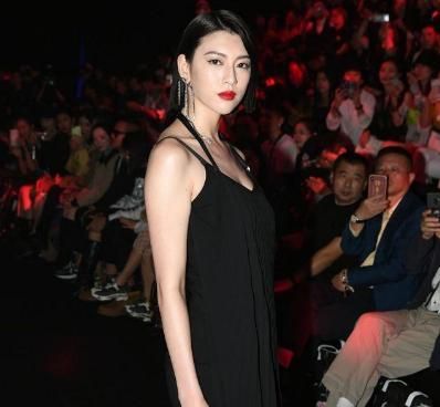 三吉彩花一袭黑色吊带礼服出席活动，烈焰红唇秀美腿，眼神犀利