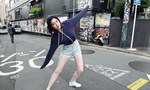 三吉彩花一袭黑色吊带礼服出席活动，烈焰红唇秀美腿，眼神犀利