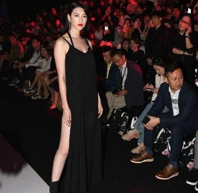 三吉彩花一袭黑色吊带礼服出席活动，烈焰红唇秀美腿，眼神犀利