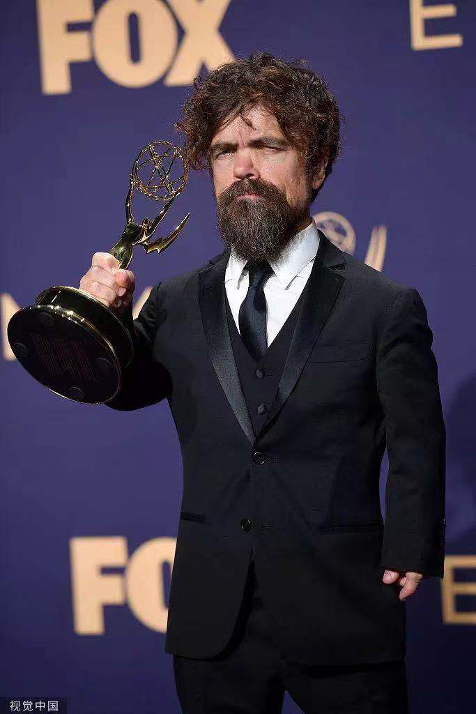 她抛弃了年幼养女还是成年侏儒症女子扮儿童骗了她