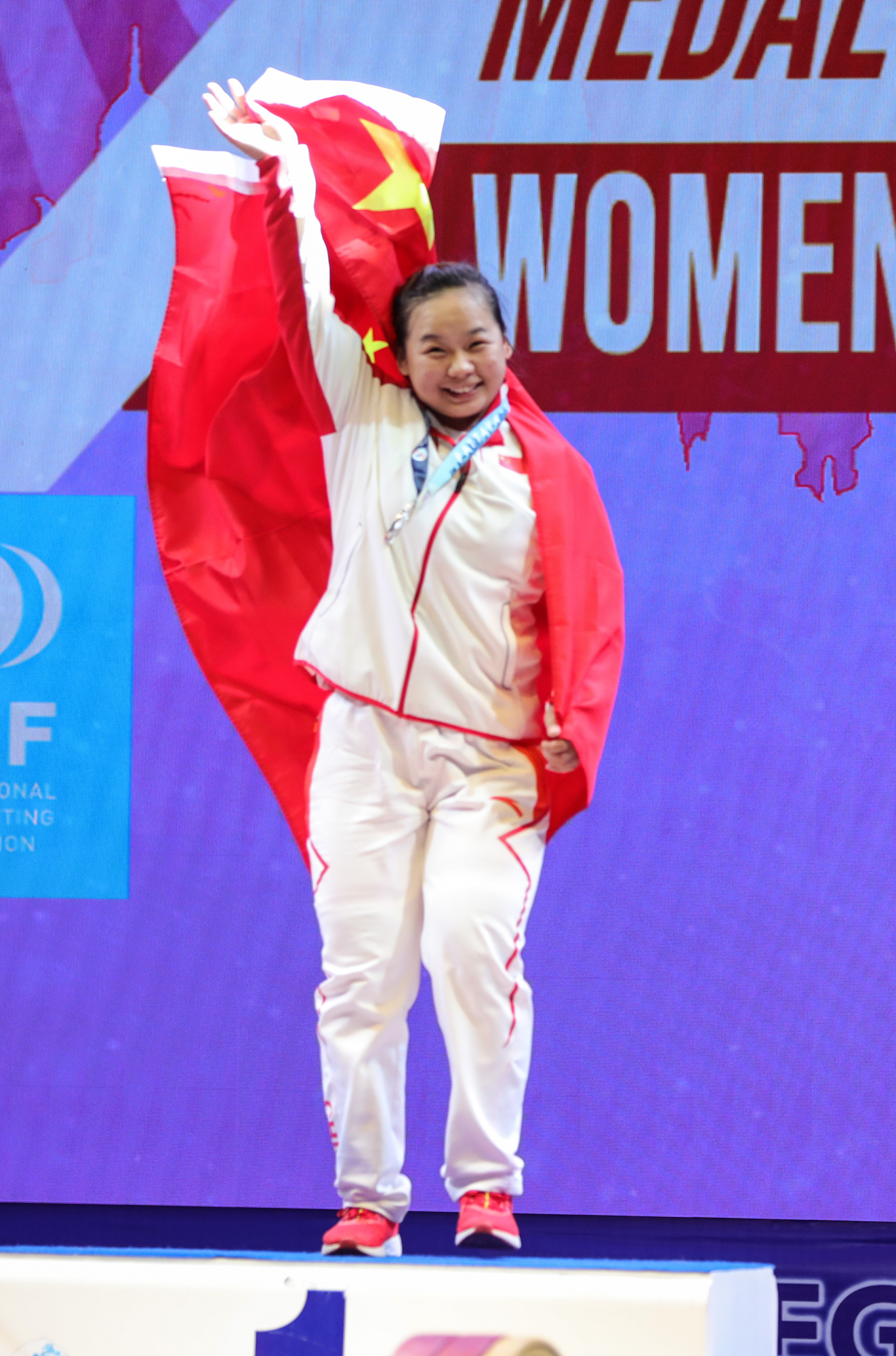举重丨世锦赛女子76公斤级:张旺丽获挺举冠军