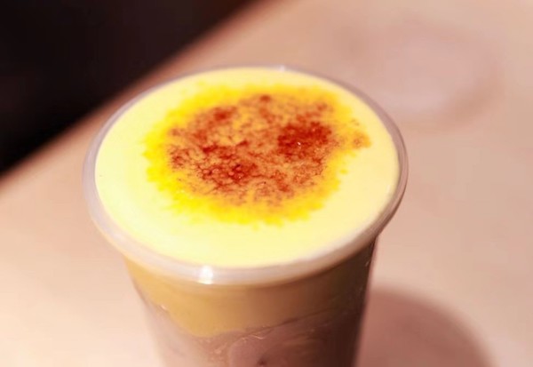 烤布蕾奶茶是店里的招牌之一，但不少尝鲜者表示“太甜了”，如果你想要点购此款茶饮，记得注意选择糖度。