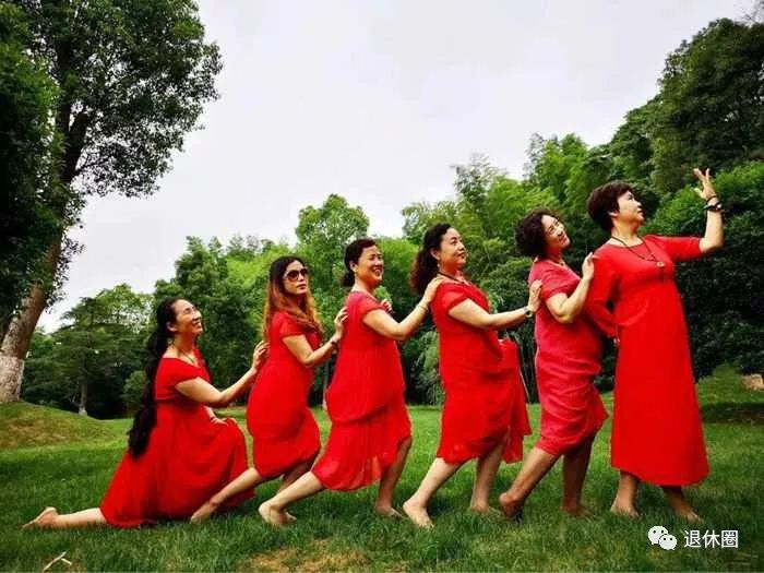 中国大妈旅游拍照标准动作集萃美翻天赶快学起来