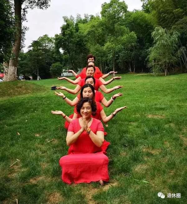 中国大妈旅游拍照标准动作集萃美翻天赶快学起来