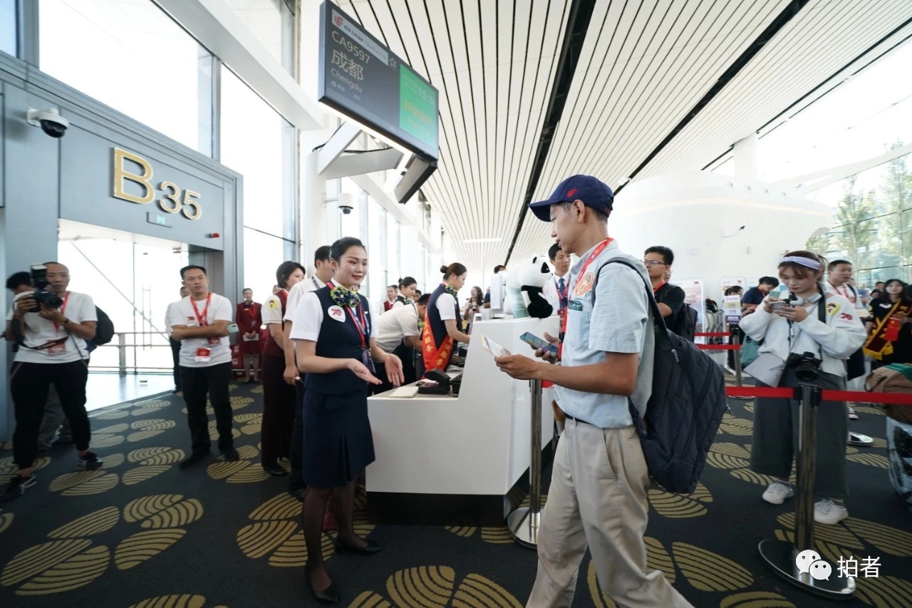 人文机场——海航地服值机员“站立式微笑”服务